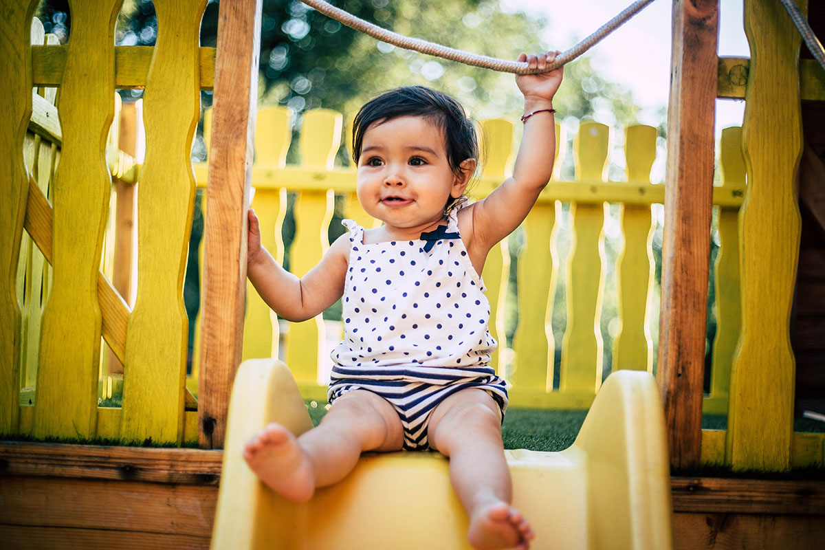 Bébé sur un toboggan