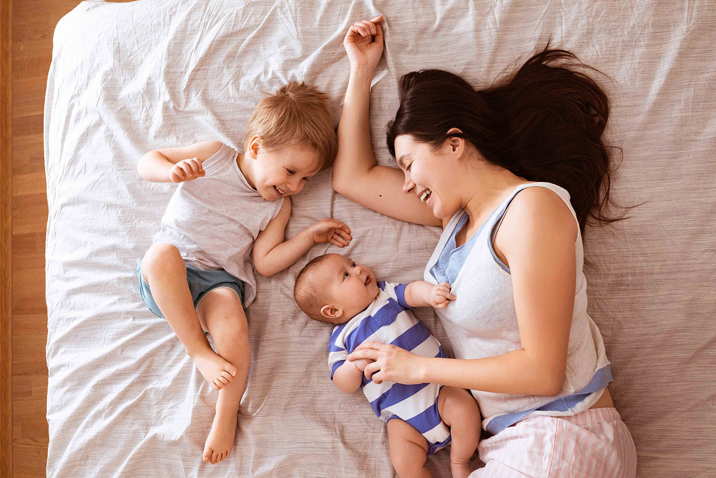 Maman et ses deux enfants sur le lit