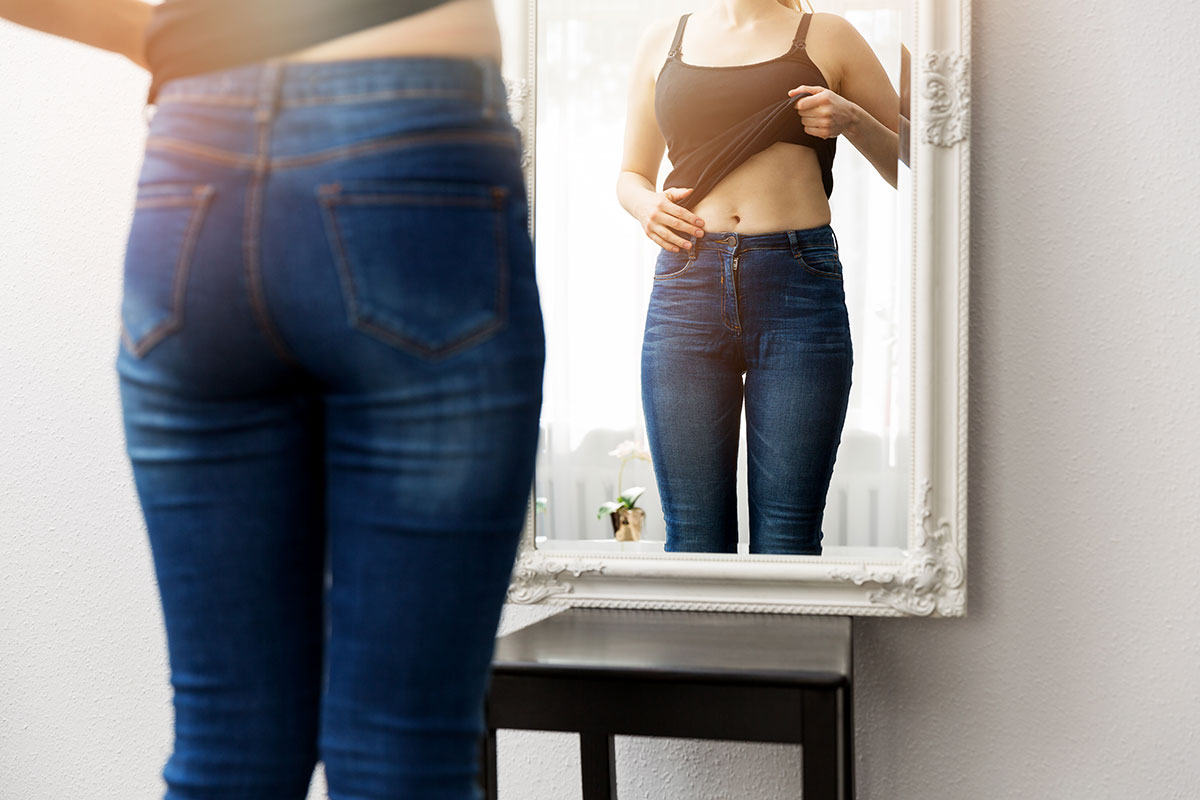 Femme devant un miroir