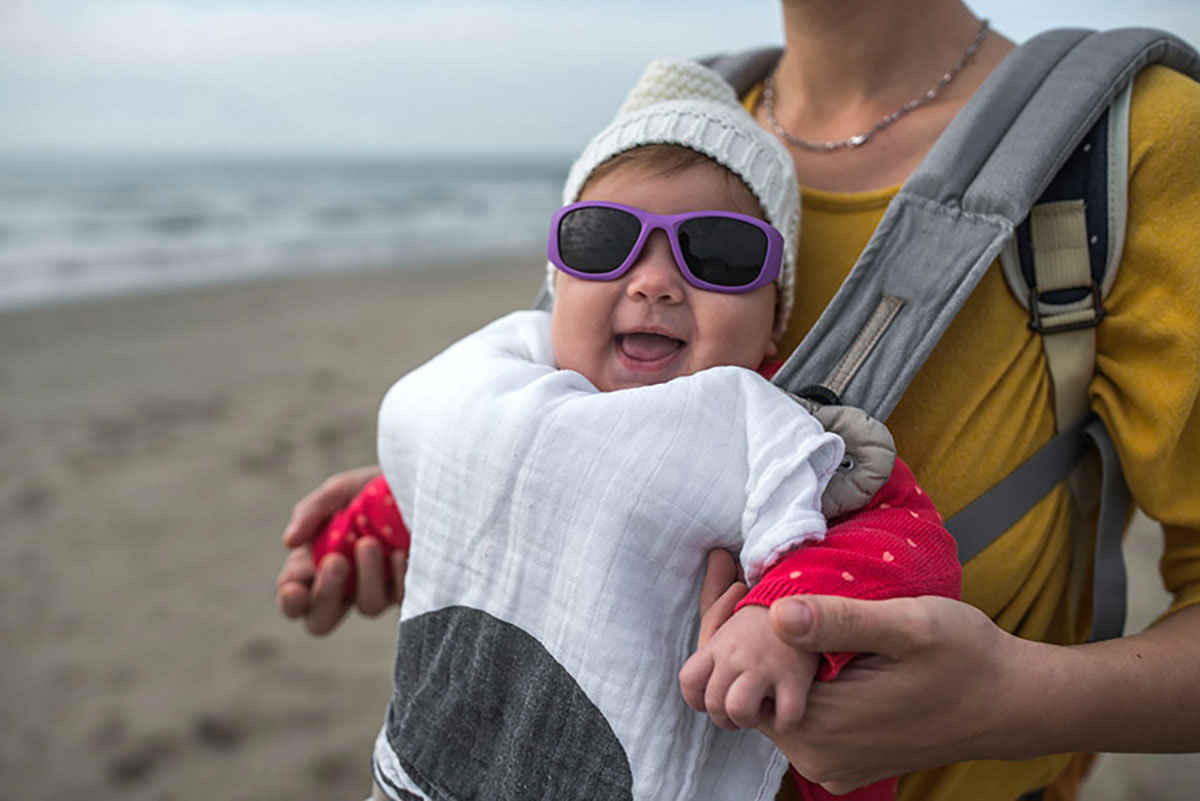 bébé sur la plage avec lunettes de soleil