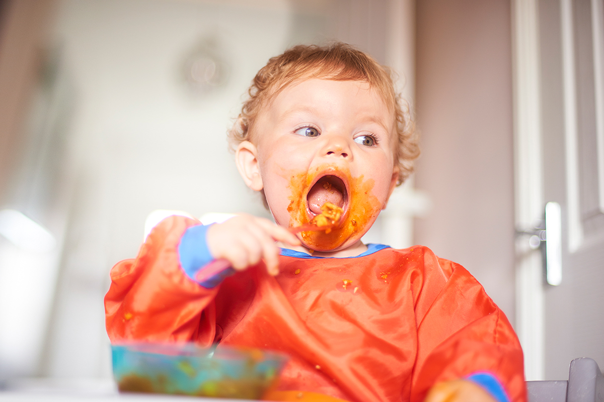 Bébé ne mange pas proprement