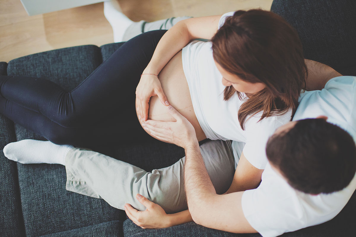 femme enceinte et papa communique avec bébé