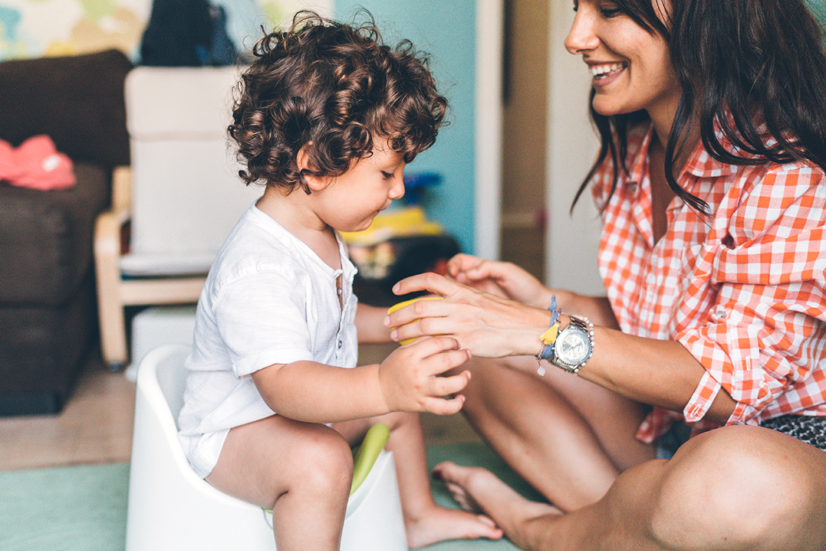 Maman qui apprend la propreté à bébé