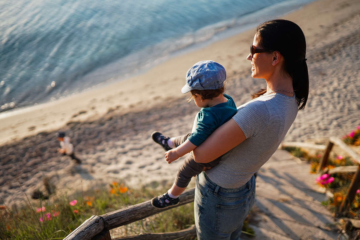 Maman et bébé sur la plage l'été