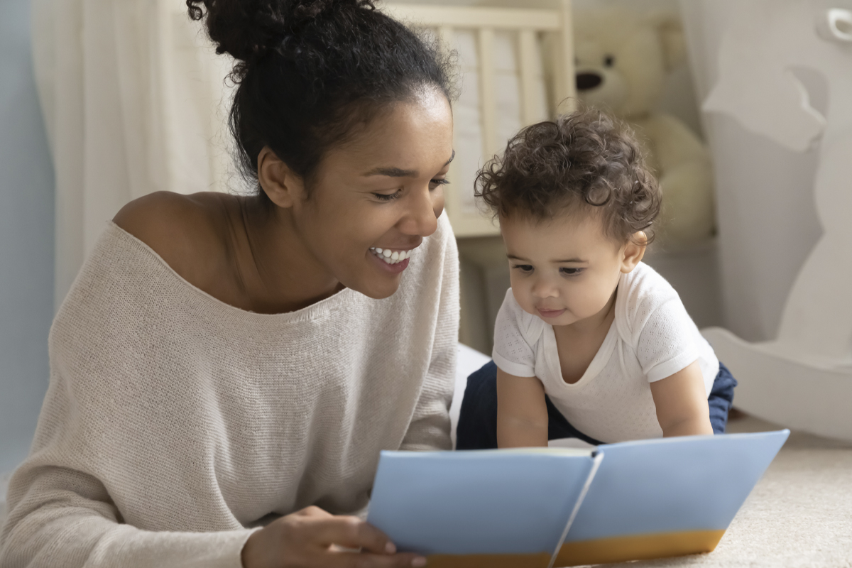 Bébé lit avec maman