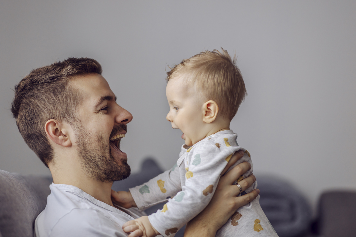 Bébé parle avec papa