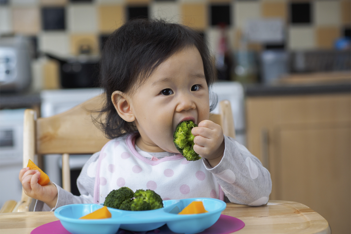 bébé qui mange seul