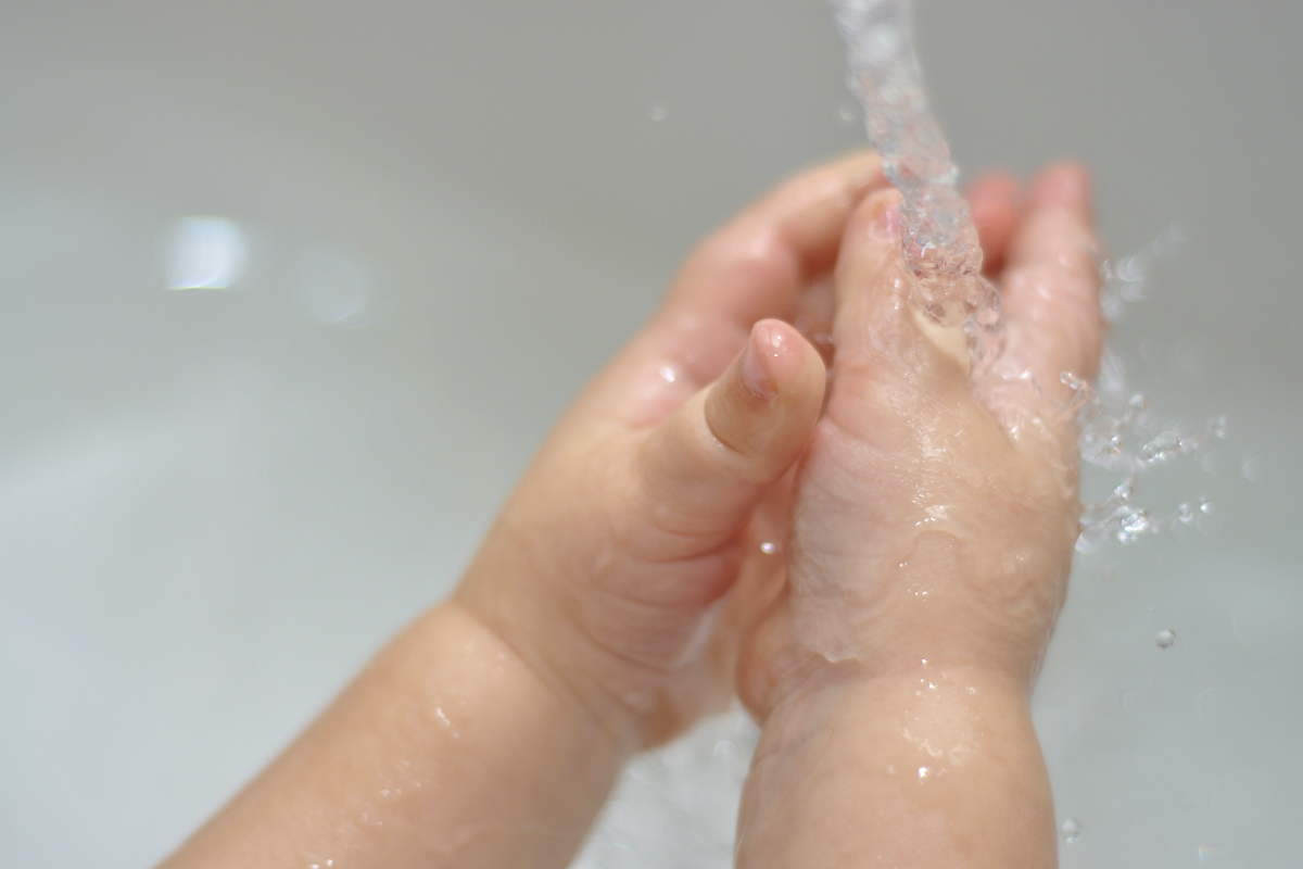 bébé qui se lave les mains