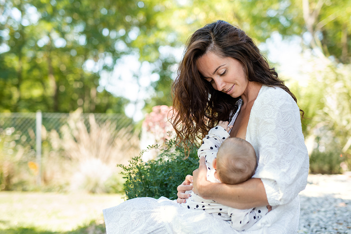 Maman utilisant des techniques pour augmenter la lactation