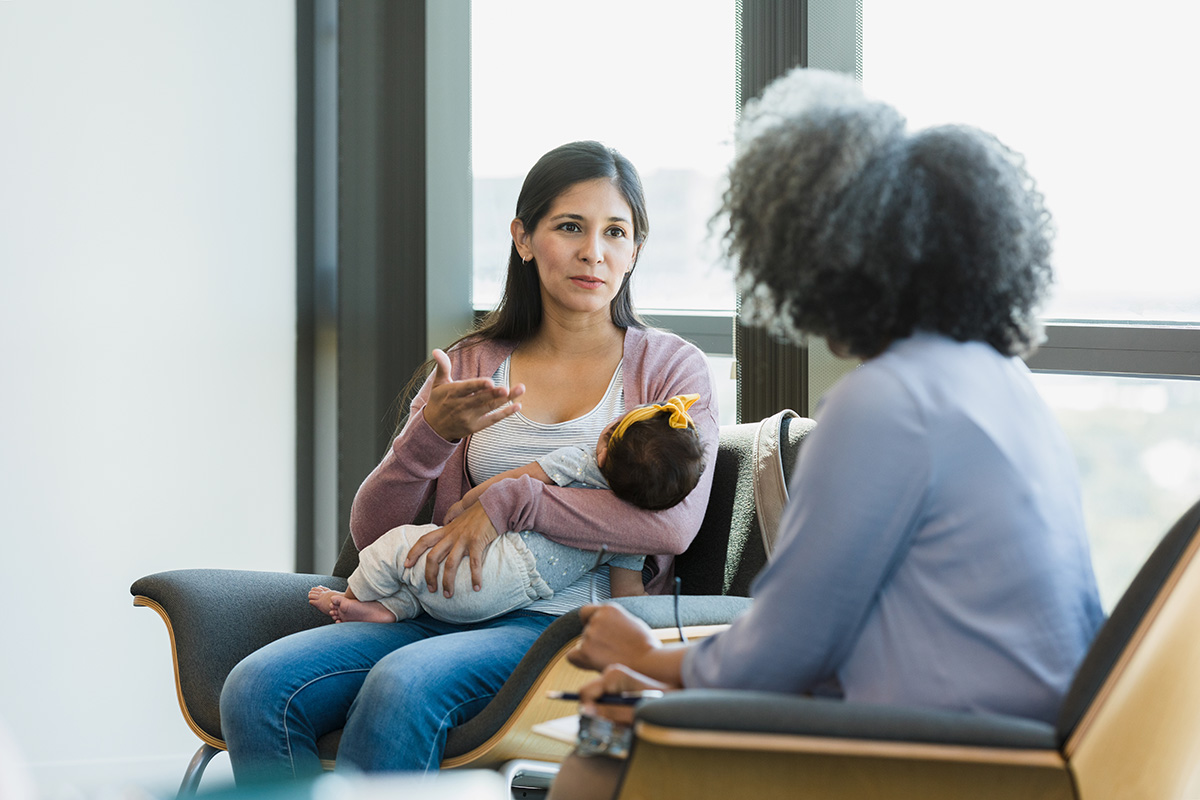 Maman qui consulte un spécialiste pour son anxiété périnatale