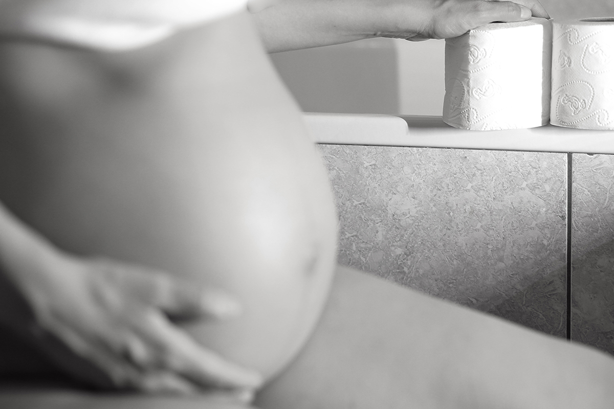 Femme enceinte aux toilettes