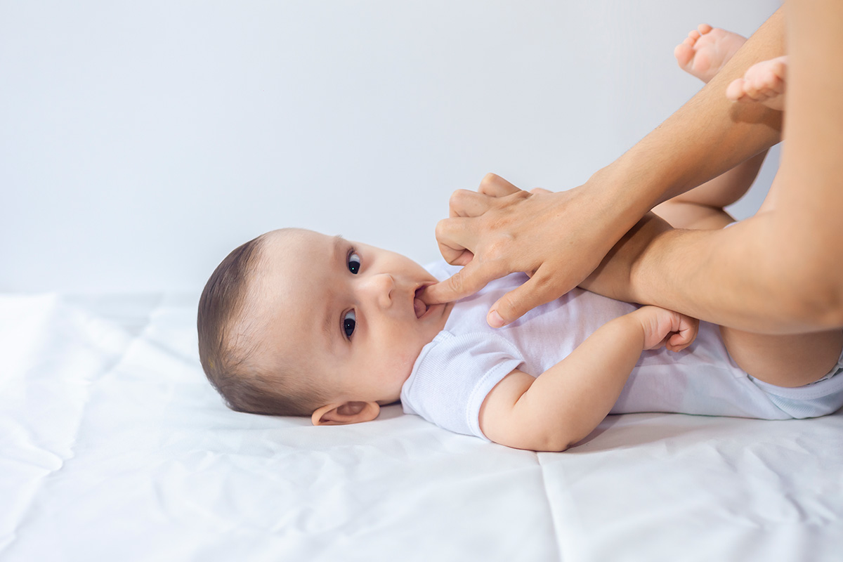 Massage des gencives pour poussées dentaires de bébé