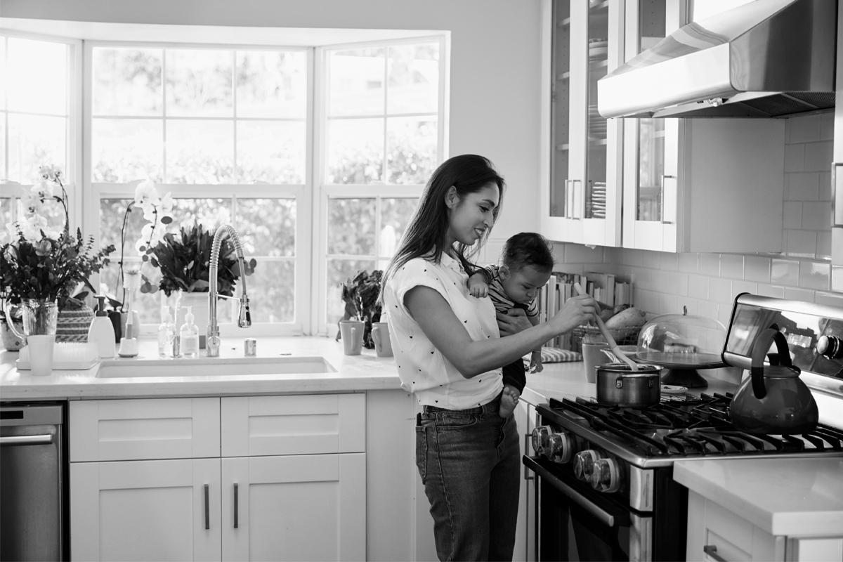 Maman débordée qui prépare à manger