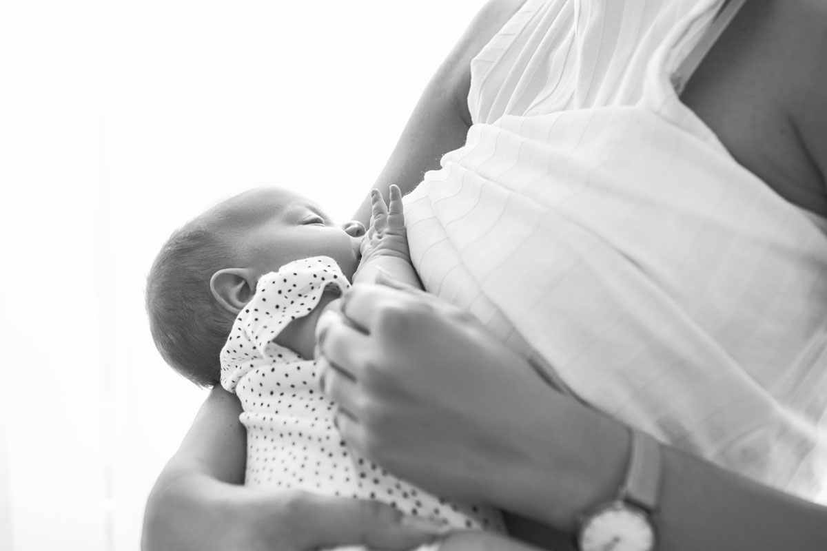 Maman qui donne le premier lait appelé colostrum