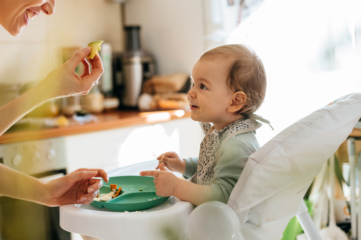 Réussir le sevrage de l'allaitement, bébé est prêt à manger solide