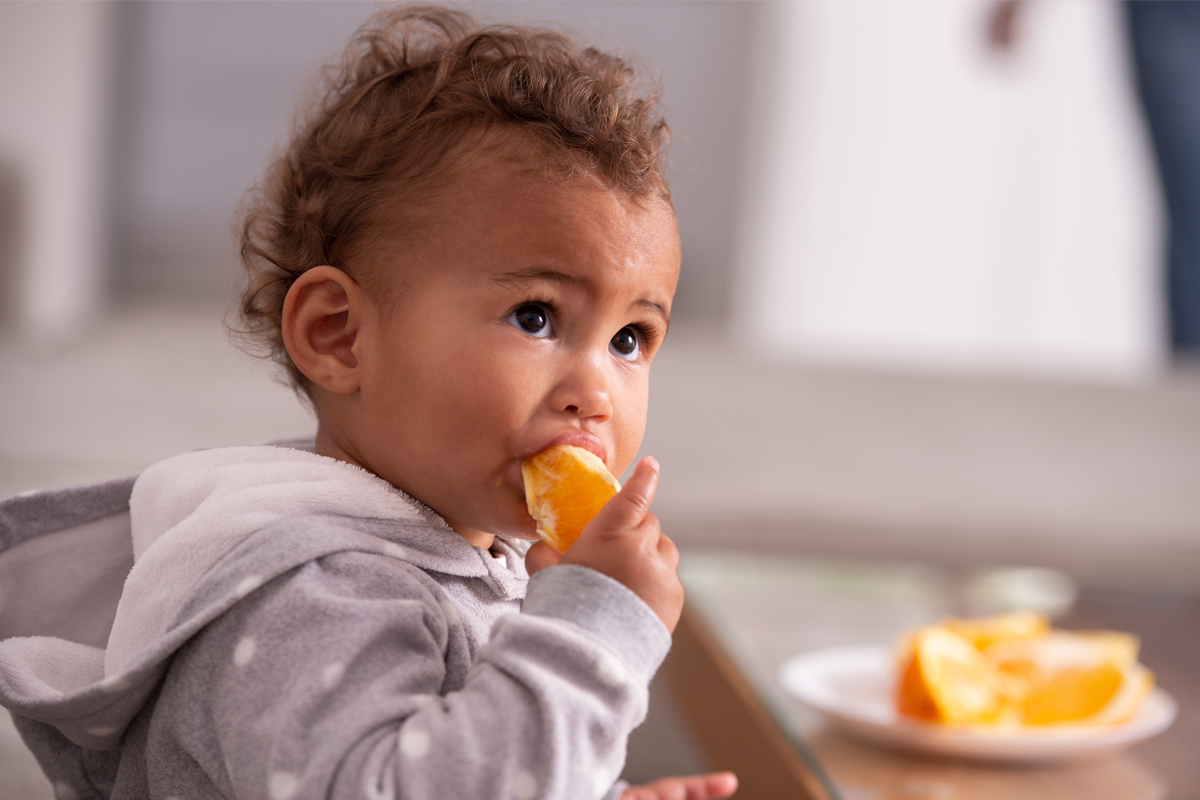 bébé qui réussit le sevrage de l'allaitement