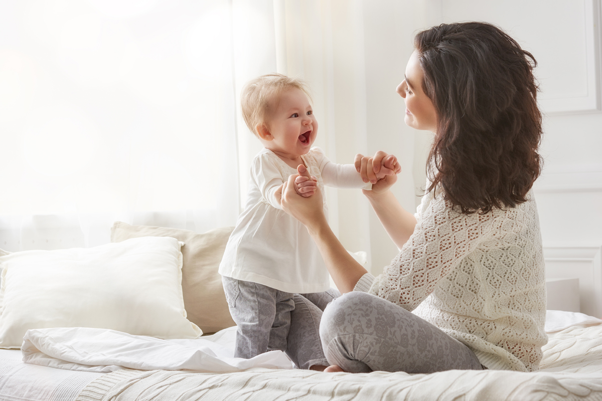 maman qui rassure bébé pour réussir le sevrage de l'allaitement