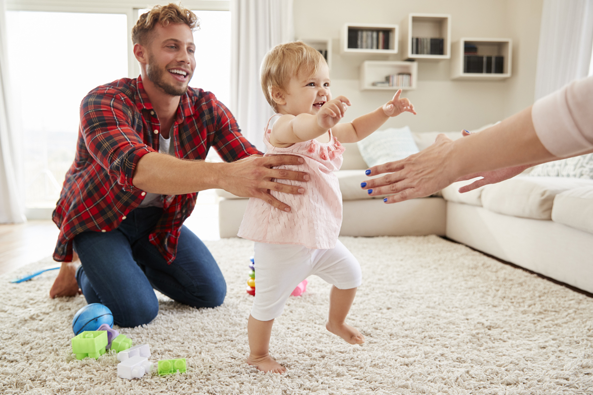 bébé qui apprend à marcher vers sa maman