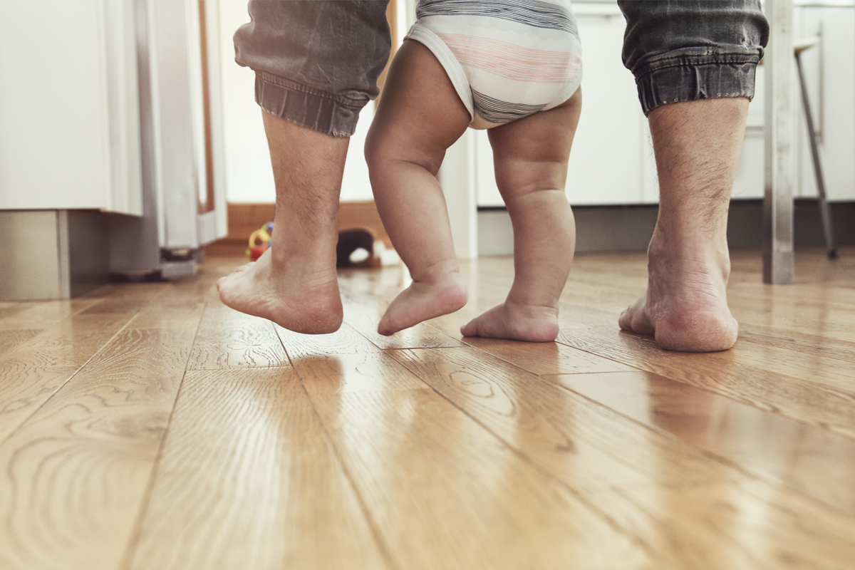 apprendre bébé à marcher pieds nus