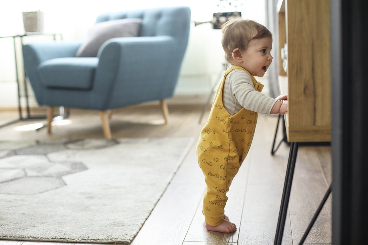 apprendre à bébé à marcher avec des parcours de meubles