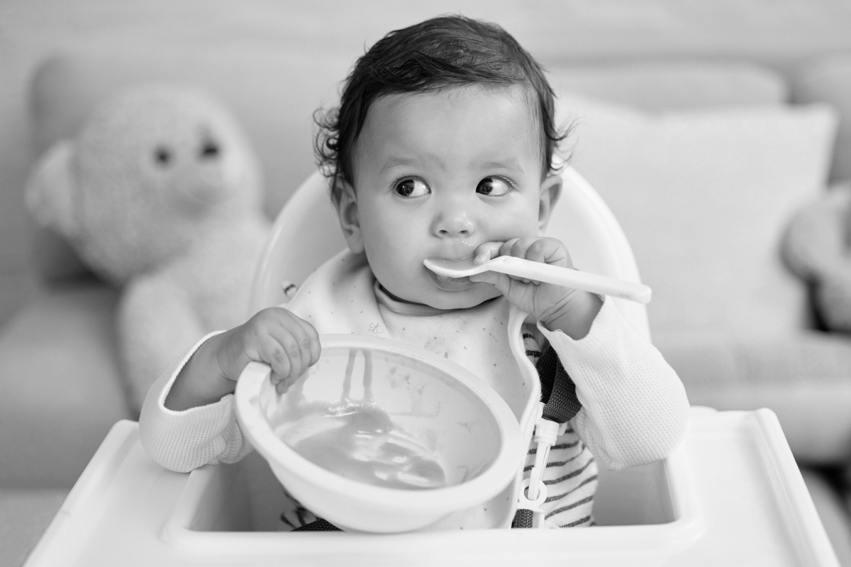 Apprendre à manger et à boire seul