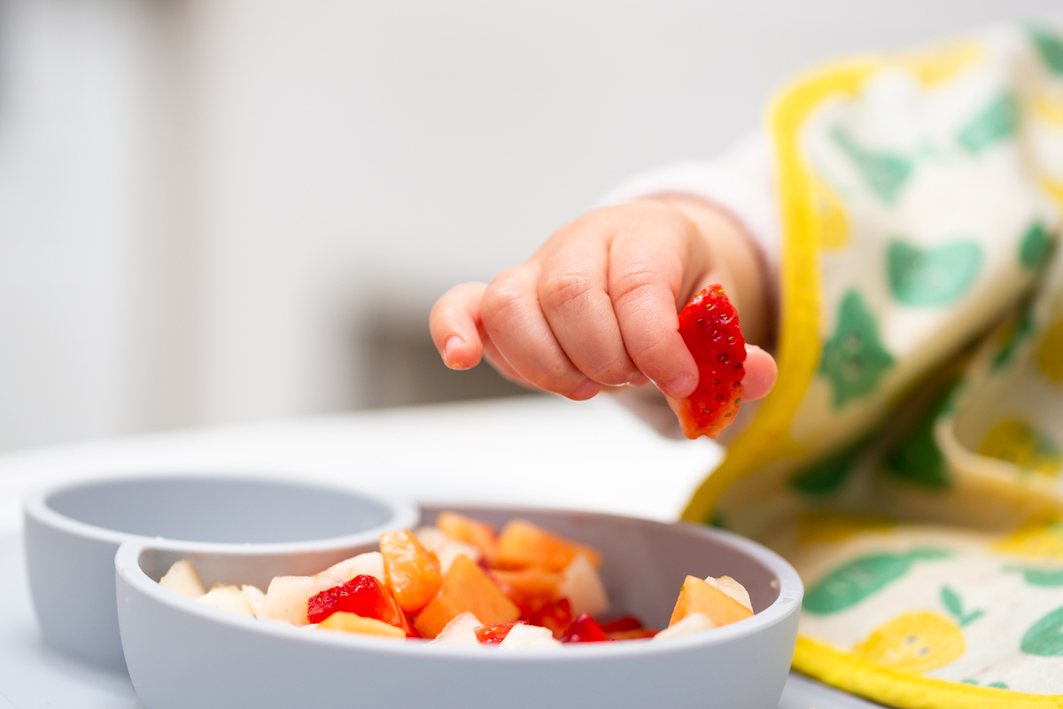 bébé qui apprend à manger seul avec ses doigts