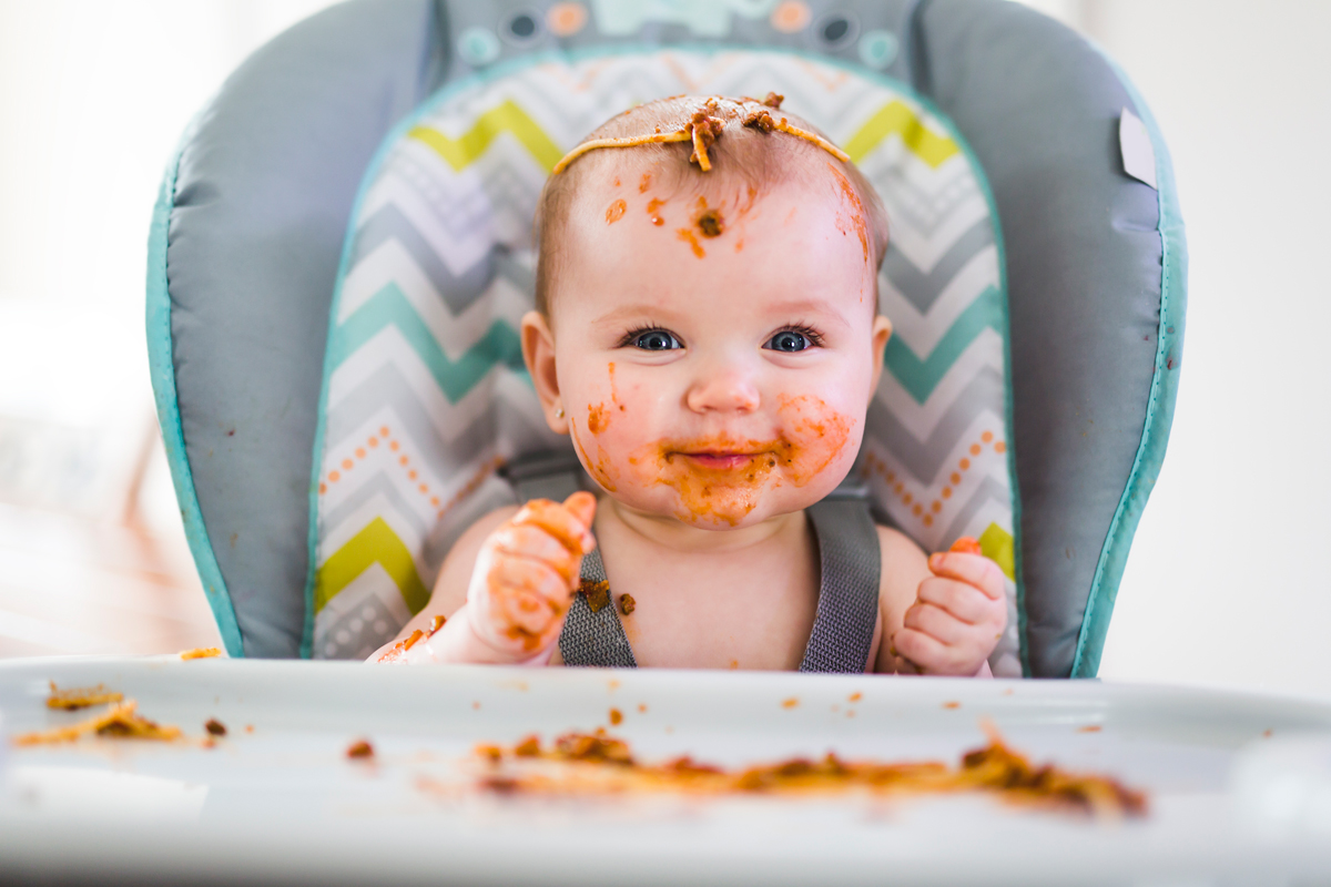 bébé qui apprend à manger tout seul