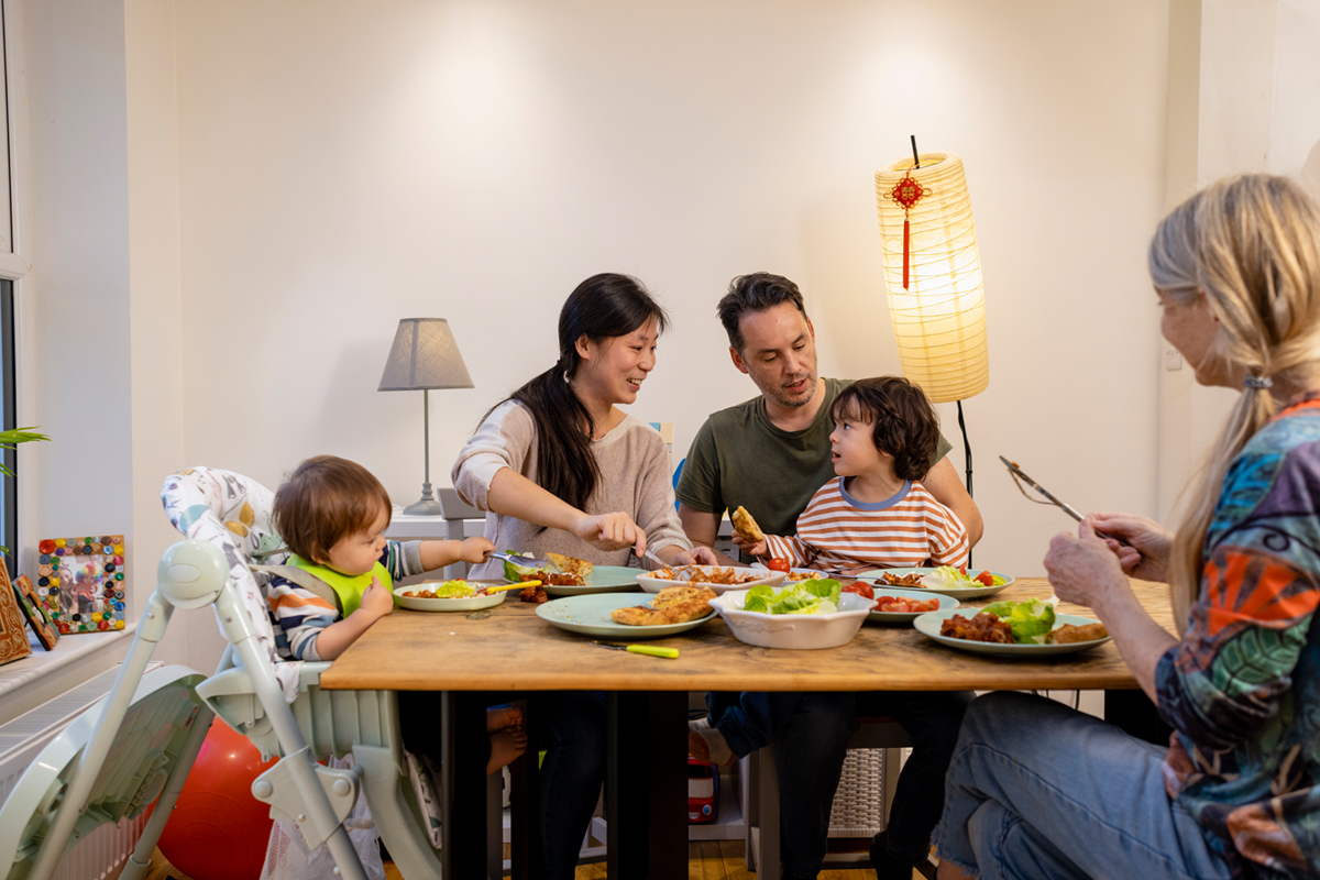 prendre le repas avec bébé pour lui apprendre à bébé à manger seul