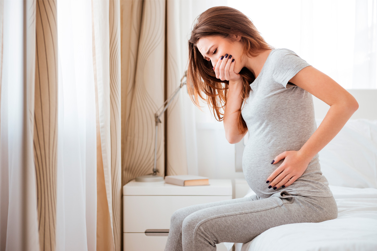 Femme enceinte ayant des nausées matinales