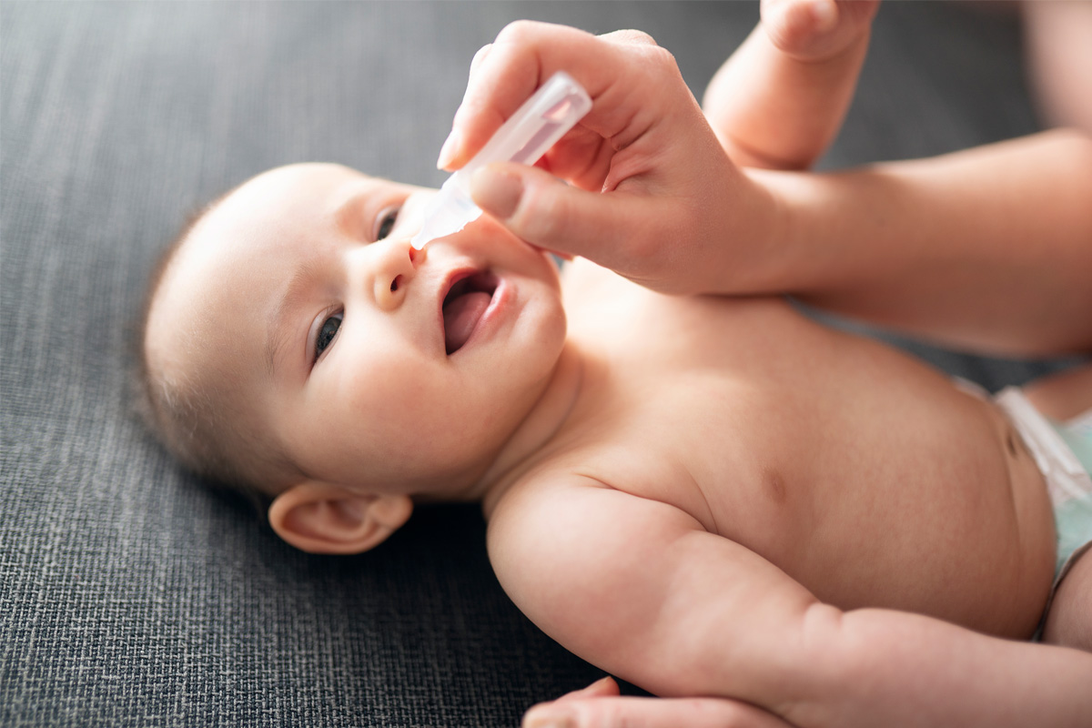 Lavage du nez de bébé avec du sérum physiologique pour combattre le rhume