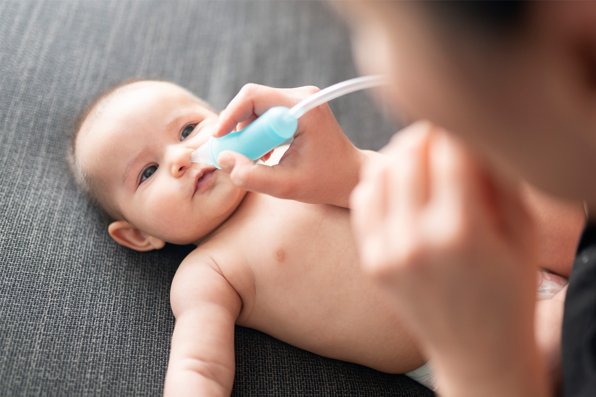 Moucher le nez de bébé avec le mouche-bébé Gifrer