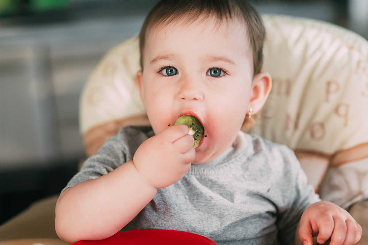 Bébé mange des fruits pour combattre le rhume
